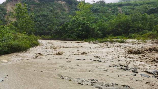 受强降雨天气影响 四川茂县境内国省干道多处受损