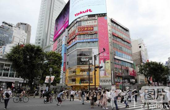 △当地时间7月11日，东京年轻人聚集地涩谷街头，人流密集。近期东京日增确诊数连续3日过200，年轻感染者居多。中新社记者吕少威摄