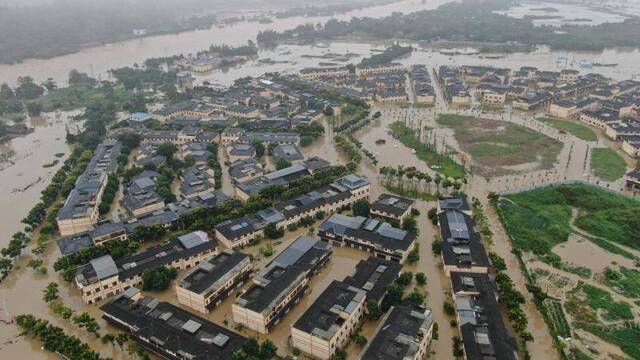 四川眉山持续暴雨引发洪灾 消防安全转移被困群众181人