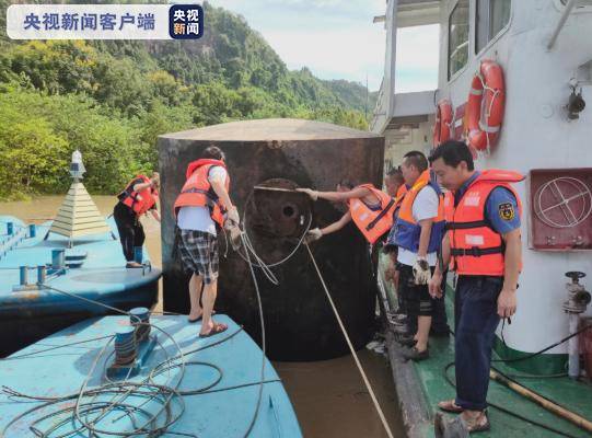 洪峰过境 重庆港航成功拦截江上一漂流罐体