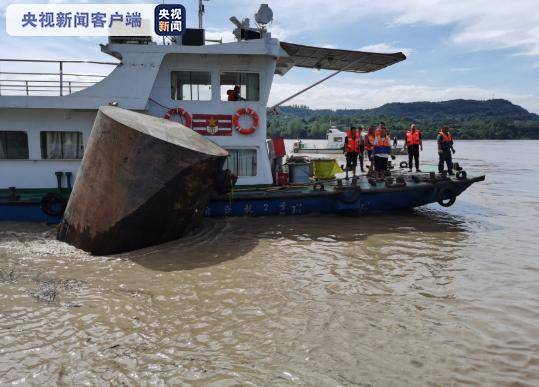 洪峰过境 重庆港航成功拦截江上一漂流罐体