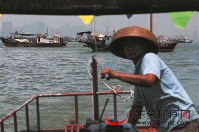 ▲渔民驾驶着渔船驶向宽阔的海域