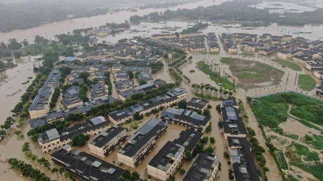 8月17日，眉山市因受持续暴雨影响，有大片房屋和农田被淹。眉山市消防救援支队供图