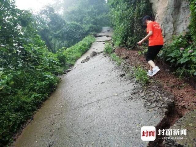 道路地面裂缝处