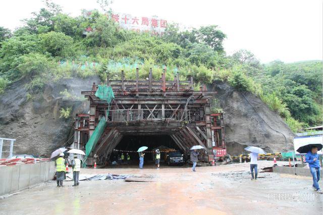 云南玉磨铁路王岗山隧道发生坍塌事故 4人被困