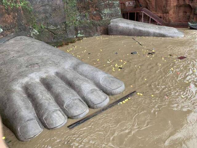 暴雨袭川！这份“雨天安全出行指南”赶紧get起来