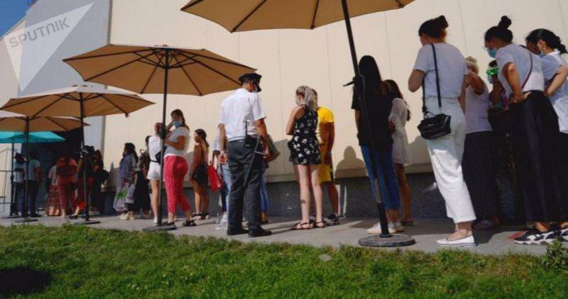 △排队等待进入商场的阿拉木图市民（图片来源：卫星网）