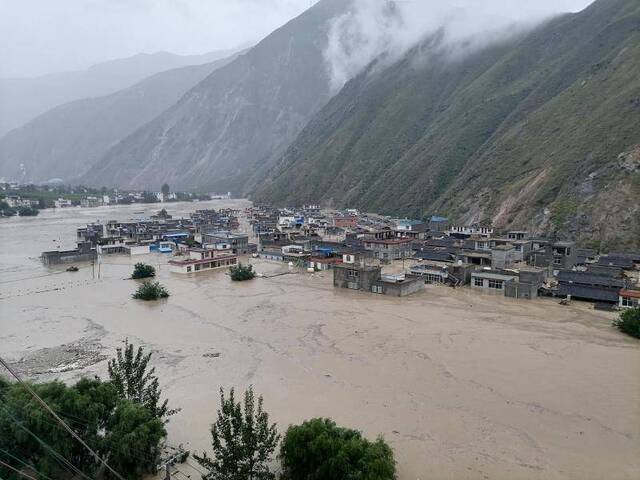 甘肃石鸡坝民房被淹部分村民困在房顶，直升机转移被困人员