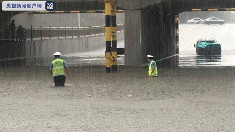 辽宁阜新发布暴雨红色预警 城市积水严重 交警冒雨保畅通