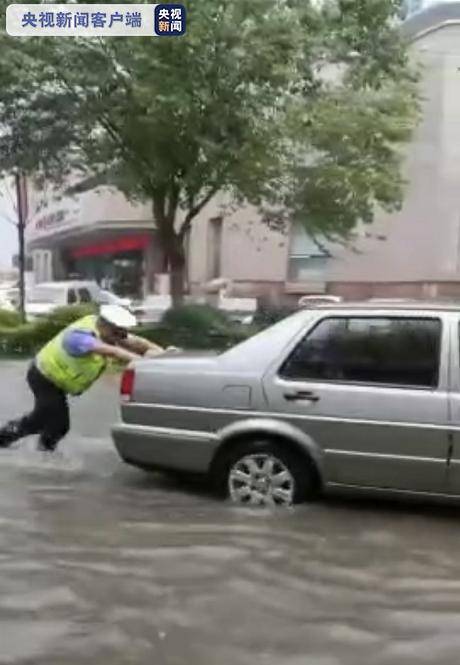 辽宁阜新发布暴雨红色预警 城市积水严重 交警冒雨保畅通