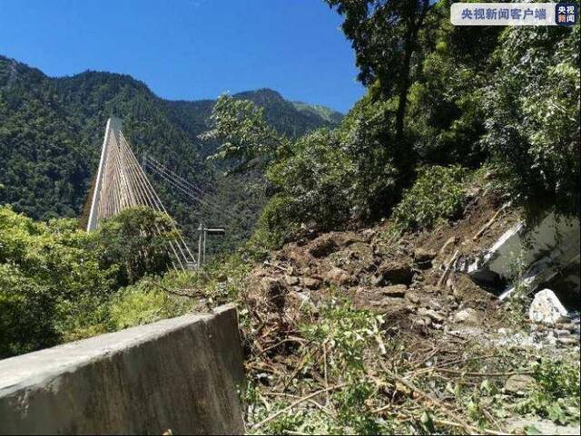 318国道西藏林芝一隧道出口发生山体坍塌致上千辆车受阻 现已抢通