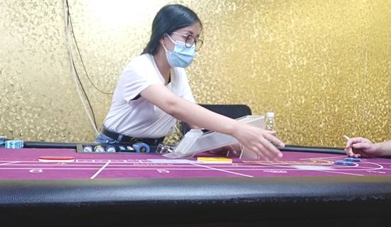 无锡市招商城路附近的地下赌场内，一名荷官正在发牌。新京报记者摄