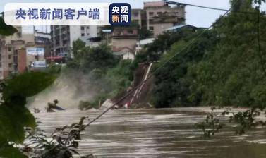 四川内江资中银山镇一加油站职工住房和便利店垮塌目前正加紧转运库存石油