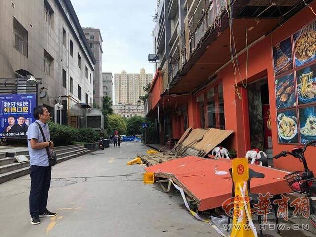 西安一烤肉店门头坠落致1名顾客身亡官方：意外事件