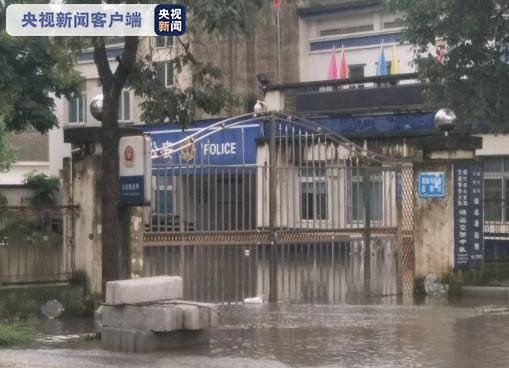 四川绵竹民警连夜在外抗洪返回时派出所被洪水淹没