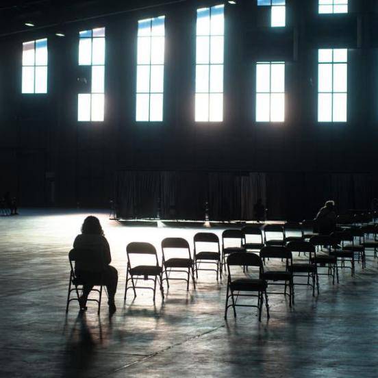△奥克兰市一位正在等待失业救济金的人图片来源：《纽约时报》