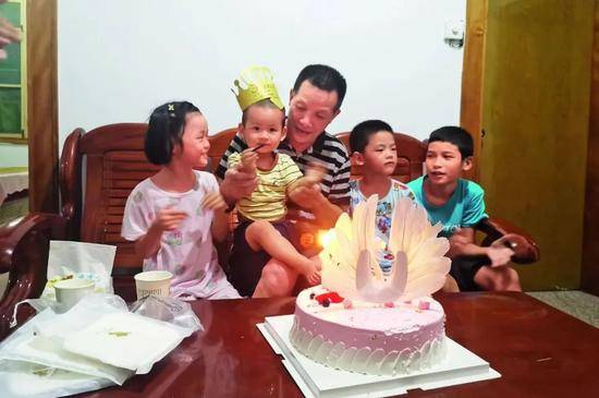·8月9日晚，在新租住的家中，张玉环为最小的孙子过两周岁生日。（本刊记者杨学义/摄）