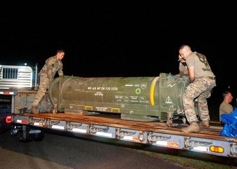 美国民用机场集装箱内惊现巨大导弹美军拆弹部队紧急出动
