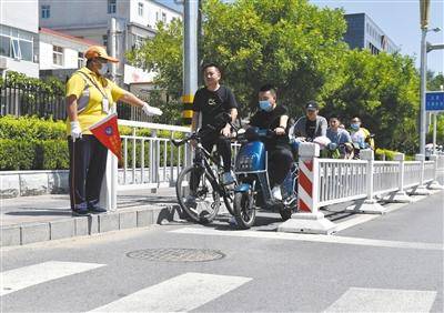 礼让斑马线系列报道之一：柔性引导“连环击” 拦住违规过马路