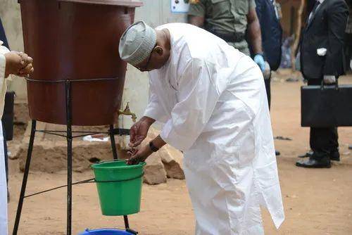 2020年3月29日，在马里首都巴马科的一处投票站，马里总统凯塔投票后洗手。新华社发