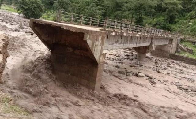 尼泊尔远西部地区发生洪水和泥石流造成10人死亡