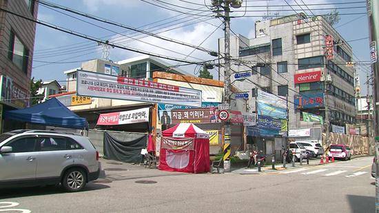 教徒们在教堂周围搭起帐篷戒备图片来源：韩国广播公司