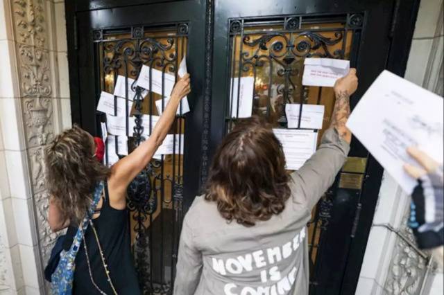 8月15日，有抗议者在德乔伊住所外抗议邮政改革措施图据HeadTopics