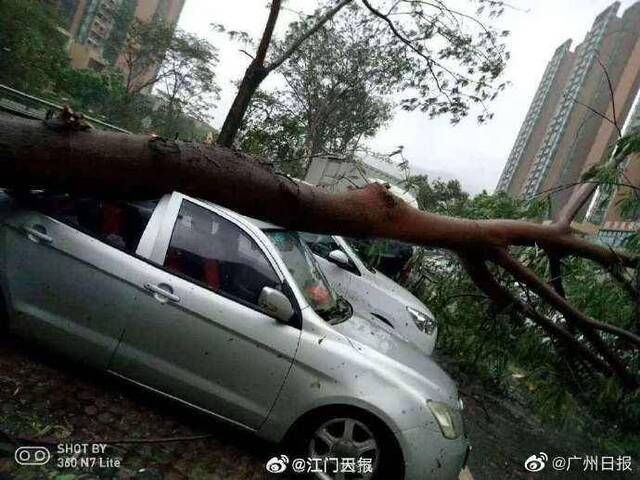 广州江门大暴雨伴有13级大风台山新会暴雨红色预警