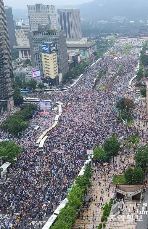  8月15日，数万人参加首尔集会。（东亚日报）