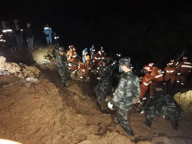 云南盐津发生山体滑坡致2人死亡3人失联武警官兵持续救援中
