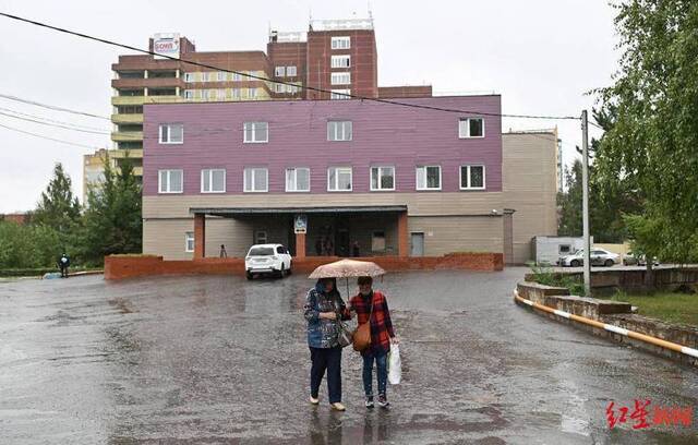 ▲纳瓦尔尼目前所在的鄂木斯克急救医院。图据俄罗斯《商业咨询日报》