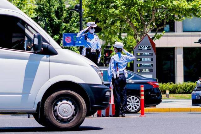 交警岗位不适合女生？烈日下上海唯一女子交警中队警花这样回应