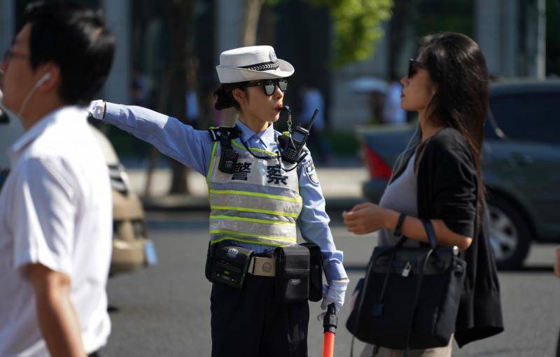 女交警纠处交通违法，从容不迫；指挥疏导交通，同样英姿飒爽。