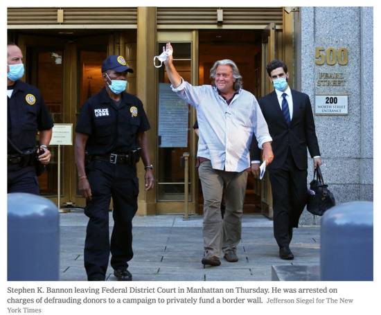 当地时间8月20日，班农获释并离开联邦法院。/《纽约时报》网站截图