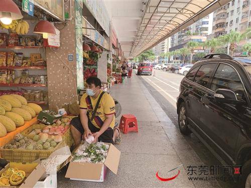 ■东城市场存在占道经营问题记者刘召摄