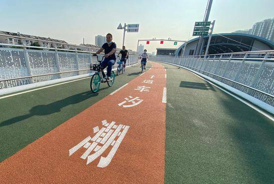 目前，自行车专用路呈现出较明显的潮汐特征，专用路也设置了潮汐车道。摄影/新京报记者王贵彬