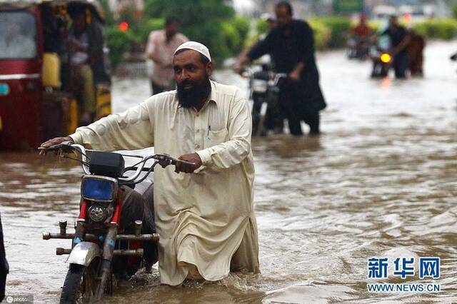 当地时间8月21日，巴基斯坦卡拉奇，当地暴雨引发洪灾，道路遭水淹。（图片来源：东方IC）