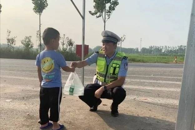 4岁萌娃给交警送水这一幕太暖心！