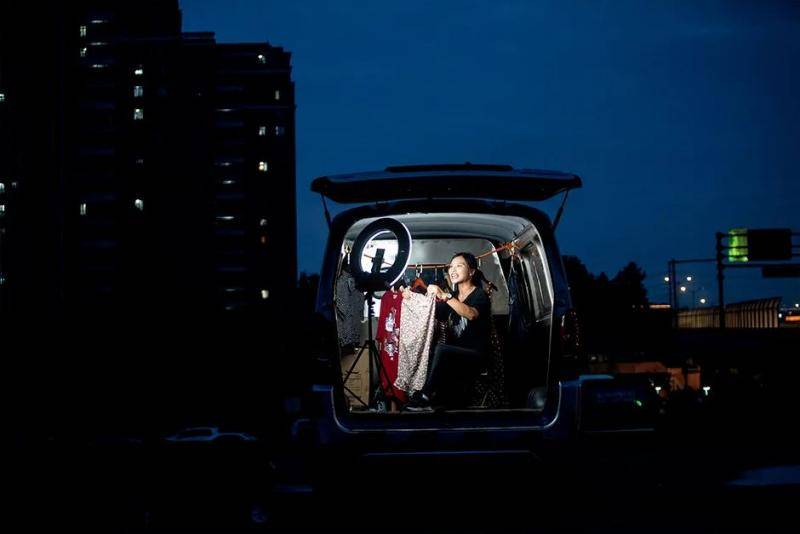 7月3日，浙江杭州市，白天开货车的王家美，晚上以货车为直播间销售服装。图/人民视觉