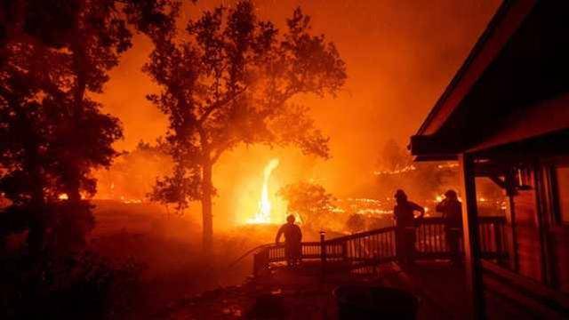 美国丑陋一幕！山火肆虐成千上万人离开家园，有人却趁火打劫