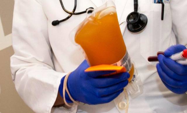 △西雅图一位医生手持新冠肺炎康复者捐赠的血浆图片来源：CNN