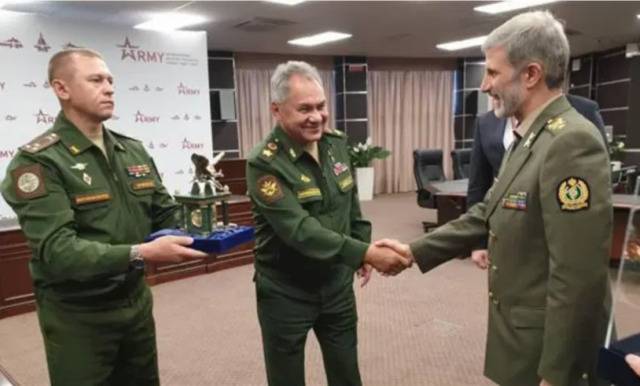 俄罗斯防长（中）与伊朗防长会晤。（图源：伊朗国防部官网）