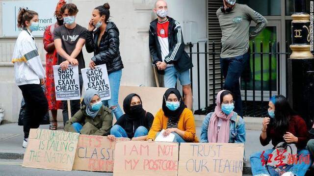 ▲学生们在英国教育部外举着标语抗议。图据CNN