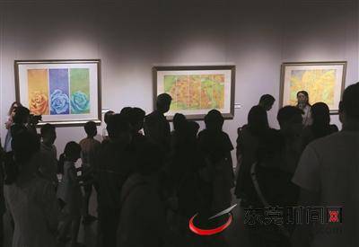 ▲赵彩红美术作品展吸引了众多市民参观记者陈帆摄