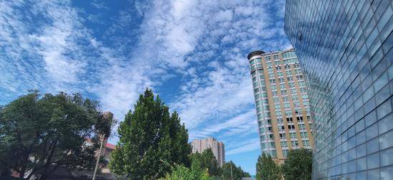 北京大雨过后美景现：一半蓝色云海一半碧空如洗