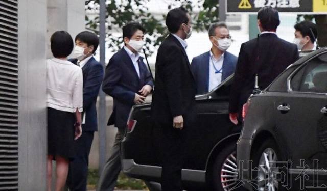 日本首相安倍晋三17日进入医院图自共同社