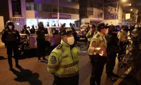 警方突查违令聚会，结果13人死于踩踏！