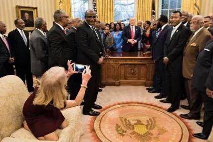 ·康威跪在总统办公室沙发上的一张照片曾引发争议。