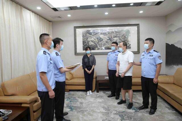 中国警向韩国执法机关移交遣送2名韩籍“红通人员”