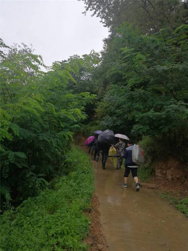 区纪委监委驻鱼龙镇韩家山村帮扶工作队尹严军、高建鹏同志和村社干部一起转移群众。